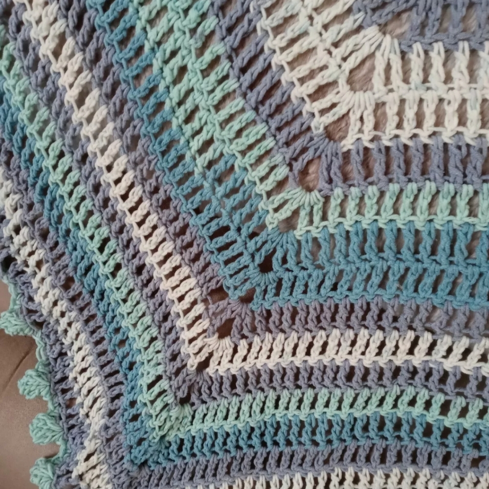 Handmade shawl - Picture 4 of 8